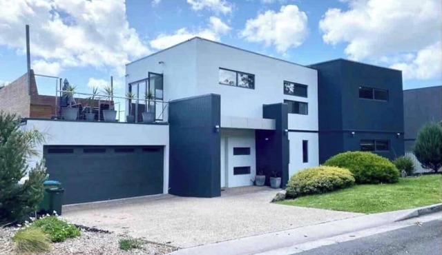 Modern Beach Escape – 4BR + Walk to Beach