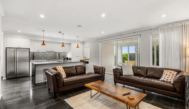 Modern Coastal Haven, Walk to Eden Beach & Shops