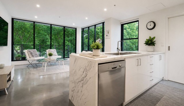 Modern Docklands by Ready Set Stay with parking, linen, gym, and pool