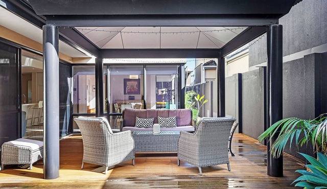 Modern Double-Story Retreat - Walk to the beach