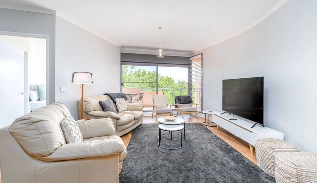 Modern & Homely 2BR Burke Crescent Apartment