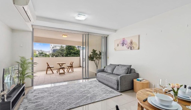 Modern Riverside Oasis - Gym Pool WiFi & Parking