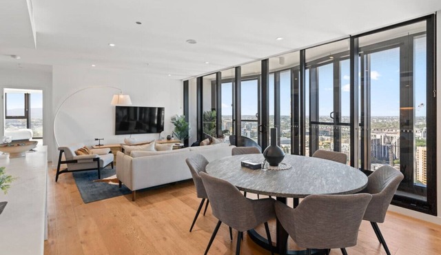 Modern Skyline Apartment | 3BR with Pool & Gym&tub