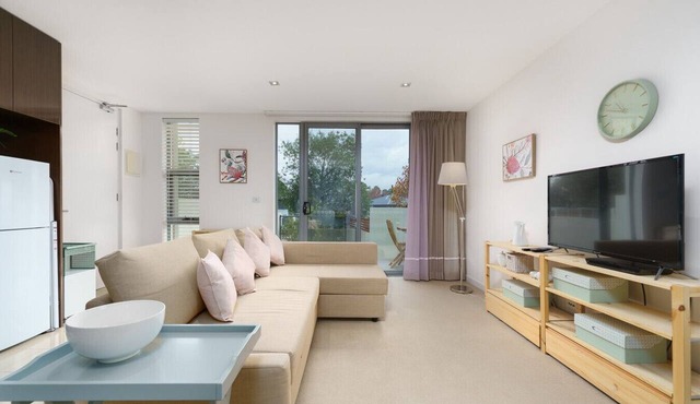 Modern Stay in Campbell Near Canberra Centre