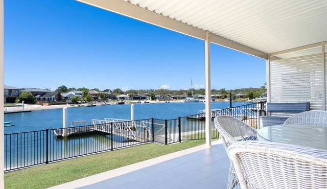Moondance 2 - Canal front duplex