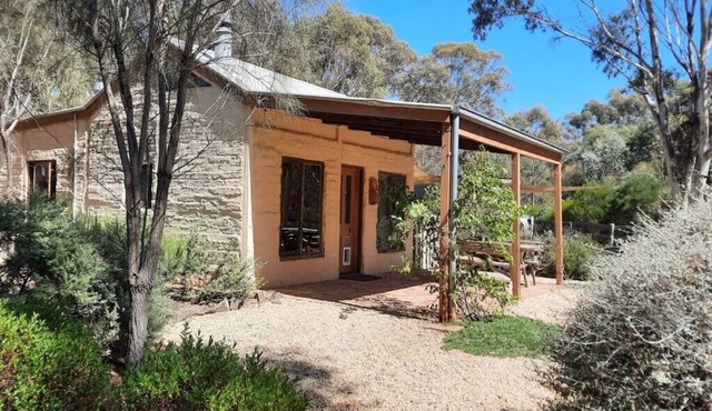 Muckleford Forest Cottage - Quiet bush stay with dam, pizza oven & wood fire