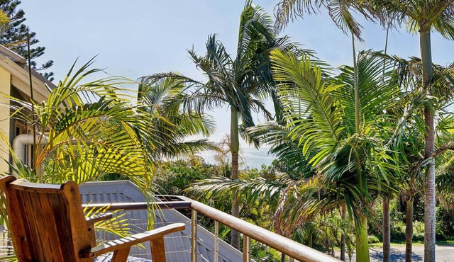 NEW Beachside Treehouse Villa! Park, Blue pool & Beach Access A/C, WiFi, bbq +