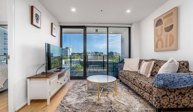 North-Facing APT 3 min to Canberra Times Fountain