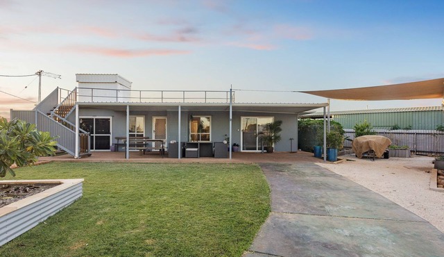 Oasis - Modern 4 Bedroom holiday home with endless views.