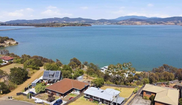 Ocean View Holiday Home - Easy Access to Hobart