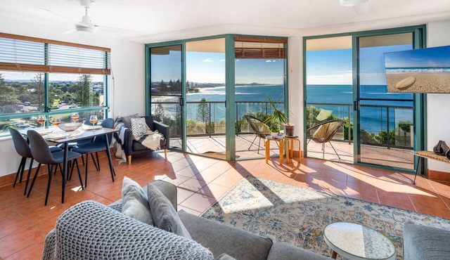 Oceanfront Views at Moffat Beach + Rooftop Terrace