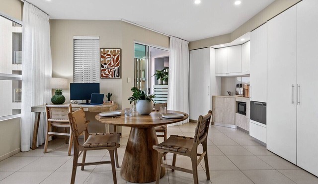 Oceanside at 201 Lake Street- Stylish Urban Retreat: Prime Location Steps from the Esplanade!