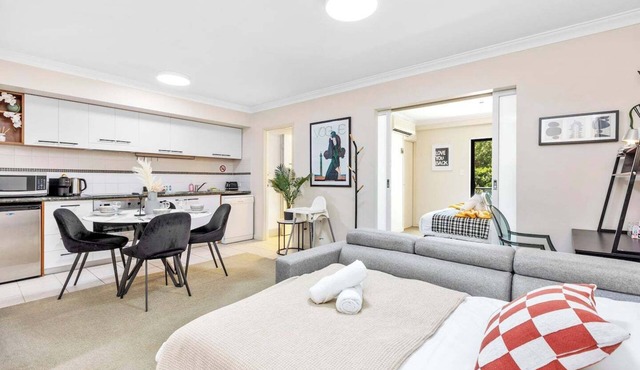 Offering a blend of comfort and convenience, located just 5 minutes from Perth's CBD and the Convention Centre. Nestled behind the lush greenery of Kings Park , guests can enjoy peaceful scenery from the balcony yet be close enough to the city!