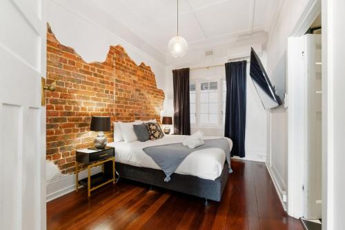 Old English Inspired 1BR Apartment