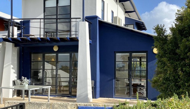 Panoramic Bay Views - Pet friendly & only a 5 minute stroll to town.