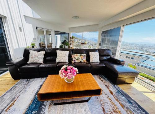 Panoramic Harbour Views Spacious 3BR in Sandy Bay with parking