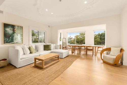 Panoramic Harbour Views in Darling Point for 7