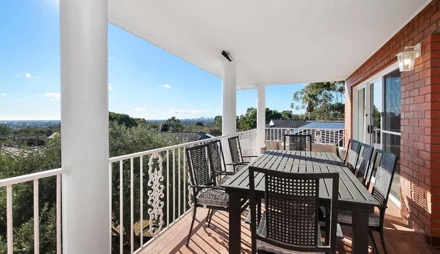 Panoramic Views 5BR 3BTH Family Home