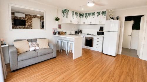 Peaceful Parkside Oasis Walk to Beach & CBD