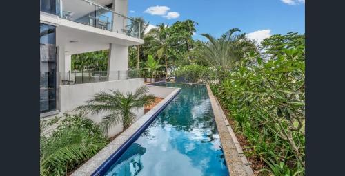 Penthouse Dunk Island Views Prime Village Location
