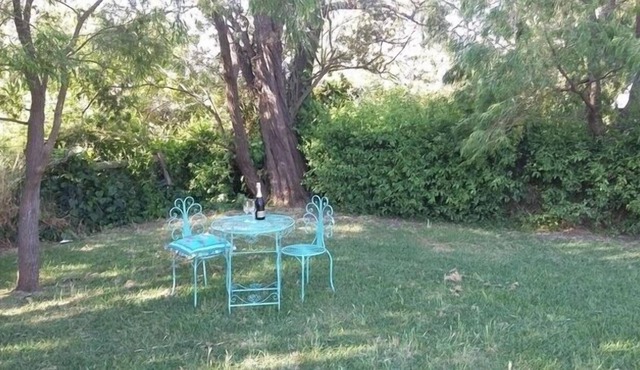 PERON COTTAGE BY THE BAY. Huge backyard for your "Furry Friends" Small dogs only