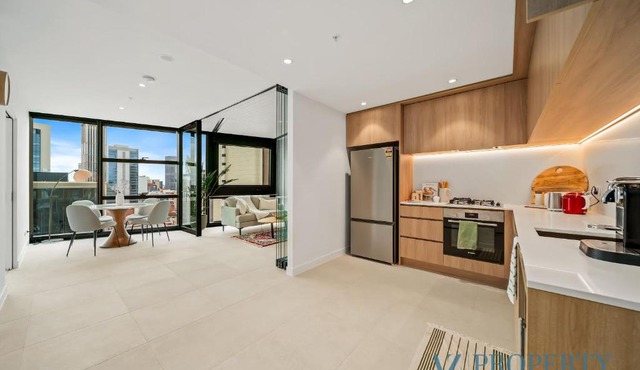 Perth CBD Apartment Unbeatable City Views Pool & Parking Included
