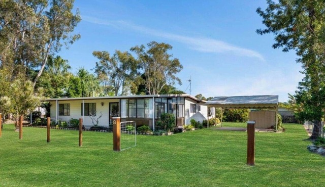 Pet-Friendly 4BR Beach House | Fenced Yard | 300m to Beach | K'gari Gateway