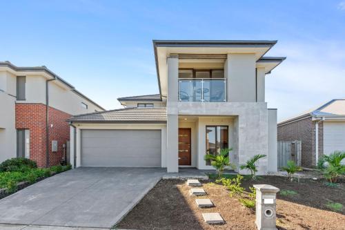 Point Cook Spacious and Comfy 4BR 3BA Haven C9