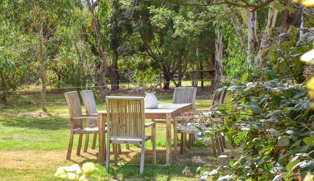 POINT LEO Beach - surf beach, countryside, wineries, 1hr Melbourne, pets welcome