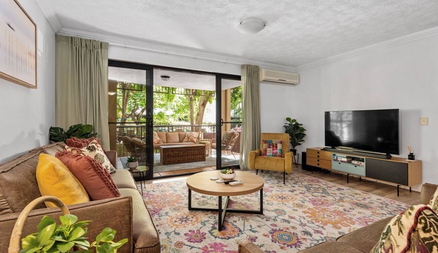 Point Peninsula! ~ 2Bed/2Bath/Car/Pool ~ Teneriffe