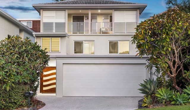 Pool side Luxury, pet friendly - walk to the beach