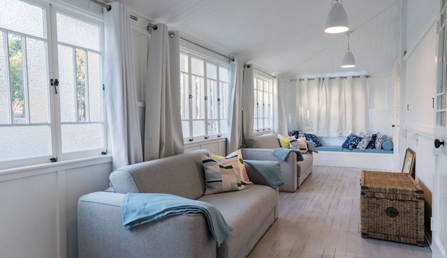 Pretty Queenslander with stunning mountain views. Peaceful, private, relaxing!