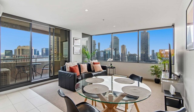 Pristine 2-Bed Central Apartment with City Views