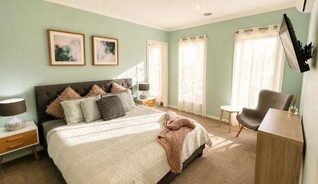 Private 1BR Retreat with Ensuite & Kitchenette