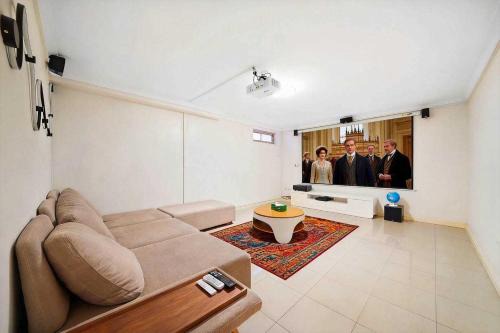 Private Cinema, Massage Sofa, BBQ & Xbox