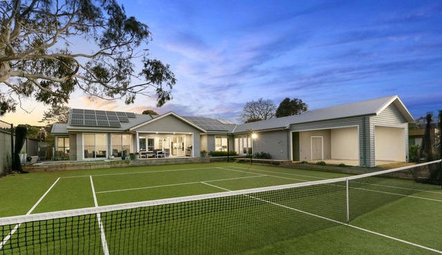 Private, Luxurious Flinders Holiday House with Tennis Court