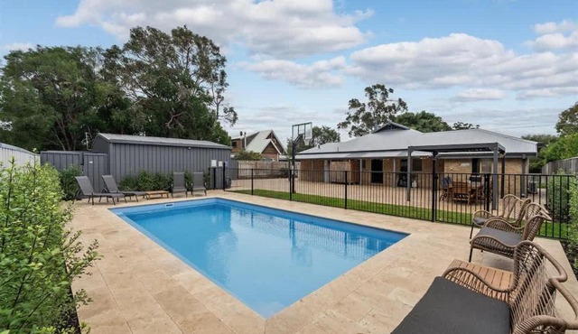 Prowse Beach House - Family Fun & Ocean Adventures