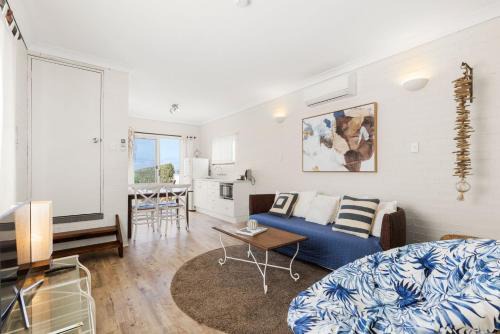 Quay's Cabin - Absolute Beachfront with Views