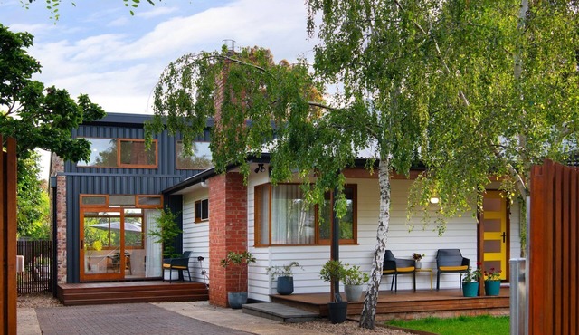 Queens on Trimble - Cozy cottage with wood fire, leafy garden, tub, pet-friendly