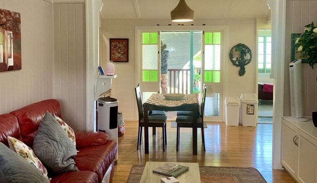 Queenslander on Queens - Upstairs Unit
