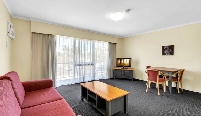 Quiet unit in leafy hotel