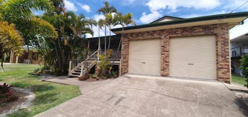 Rainbow Cottage - Rainbow Beach. Pets welcome