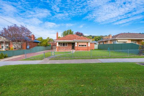 Red Brick Beauty - Central Cottage