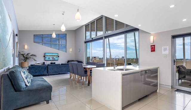 Redcliffe Penthouse 4 Bedroom Holiday Apartment Sleeps 8