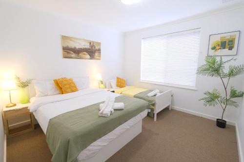 Relaxing Two-Bedroom Retreat Near the Airport