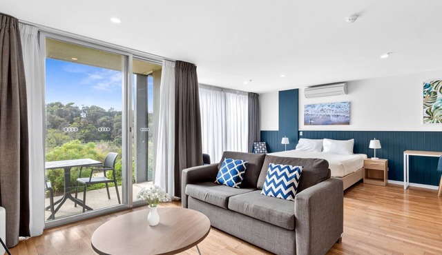 Resort Studio with Pool and Spa Access walk to the Beach and local Cafes