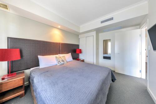 Resort Style Escape King Bed Pool Balcony