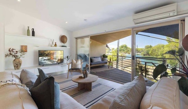 Riverfront Luxury - Poolside, Near Hastings in Noosa