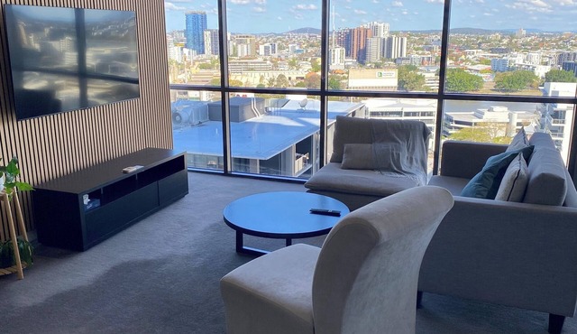 Riverview 2BR Apt w/pool and Parking Near Suncorp