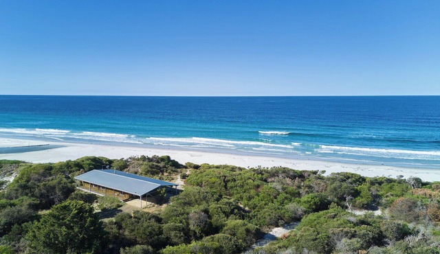 Rustic by the sea - Freycinet Holiday Houses